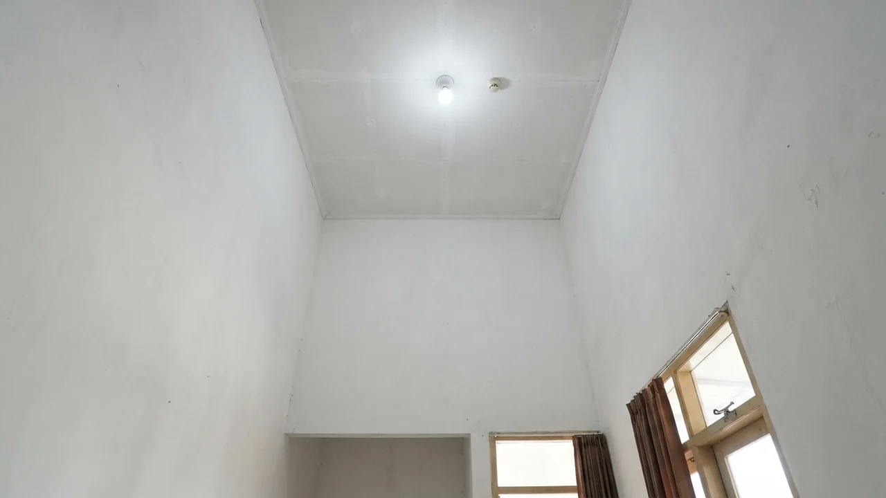 Kondisi Awal: Plafon Tinggi 3.8 Meter Ruang Tamu Kosong Melompong