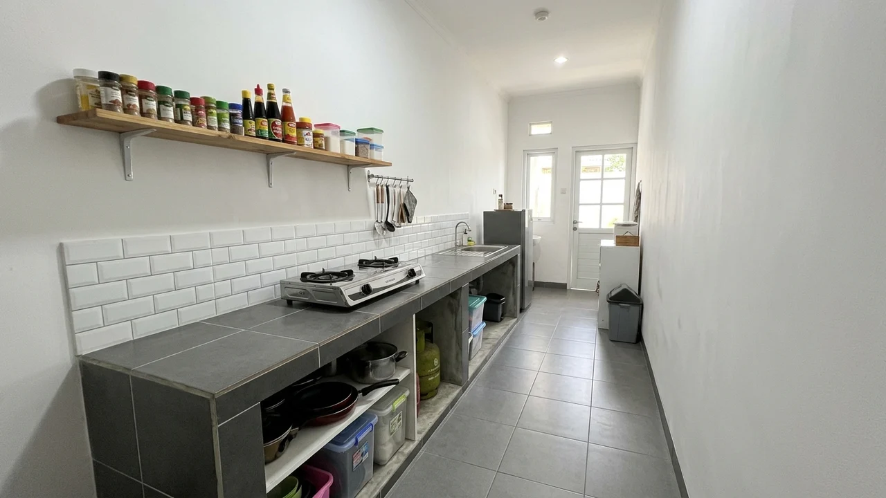 Ide 3: Meja Dapur Keramik Abu-abu 40x40 Tahan Kotor & Dinding Acian Halus
