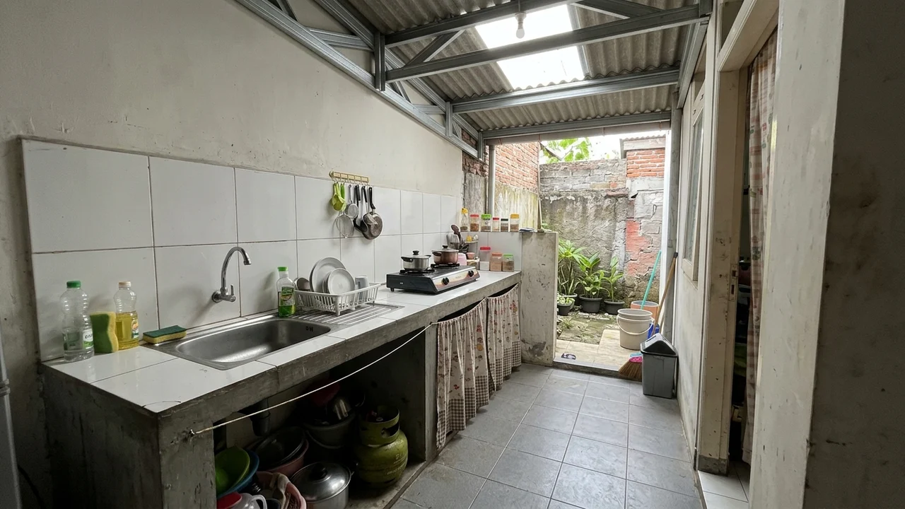Ide 3: Dapur Belakang Memanjang 5x2m dengan Meja Cor Keramik & Skylight