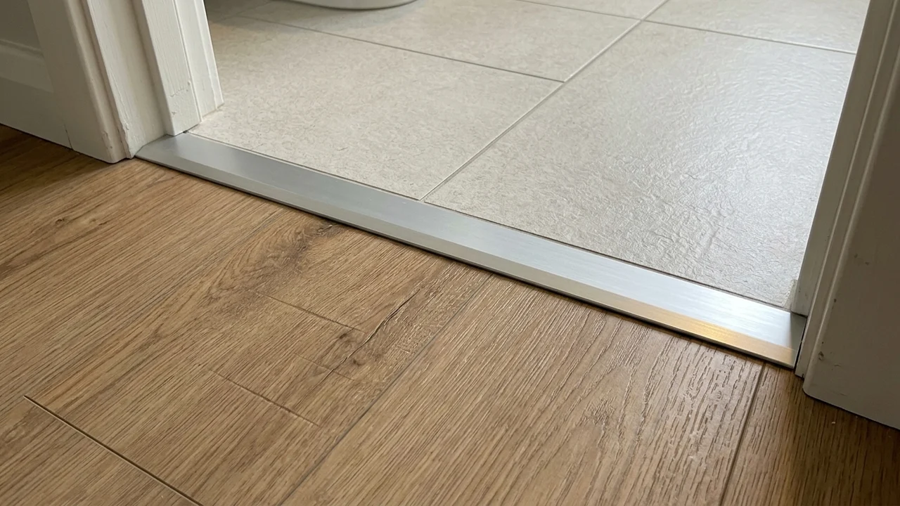 Ide 4: Lis Adaptor Aluminium T-Moulding Rapi di Pintu Kamar Mandi