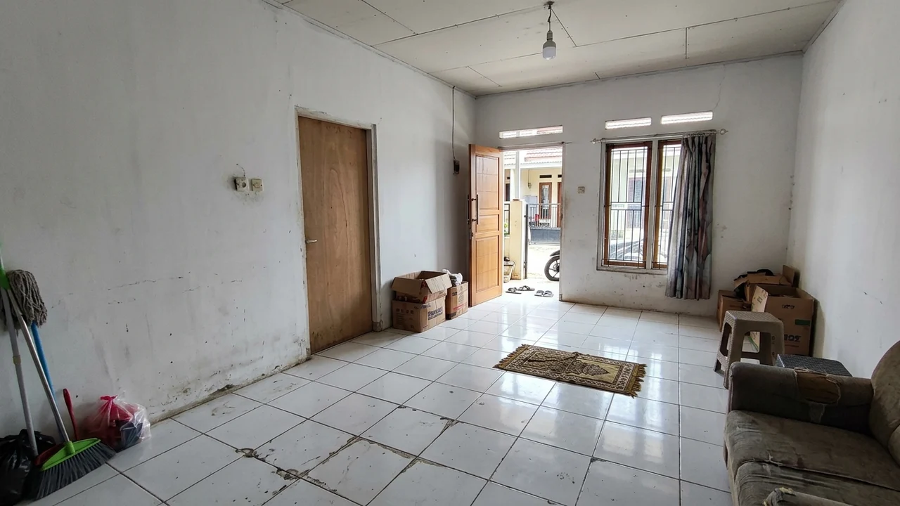 Kondisi Awal: Lantai Keramik 40x40 Developer Nat Kusam & Terasa Dingin